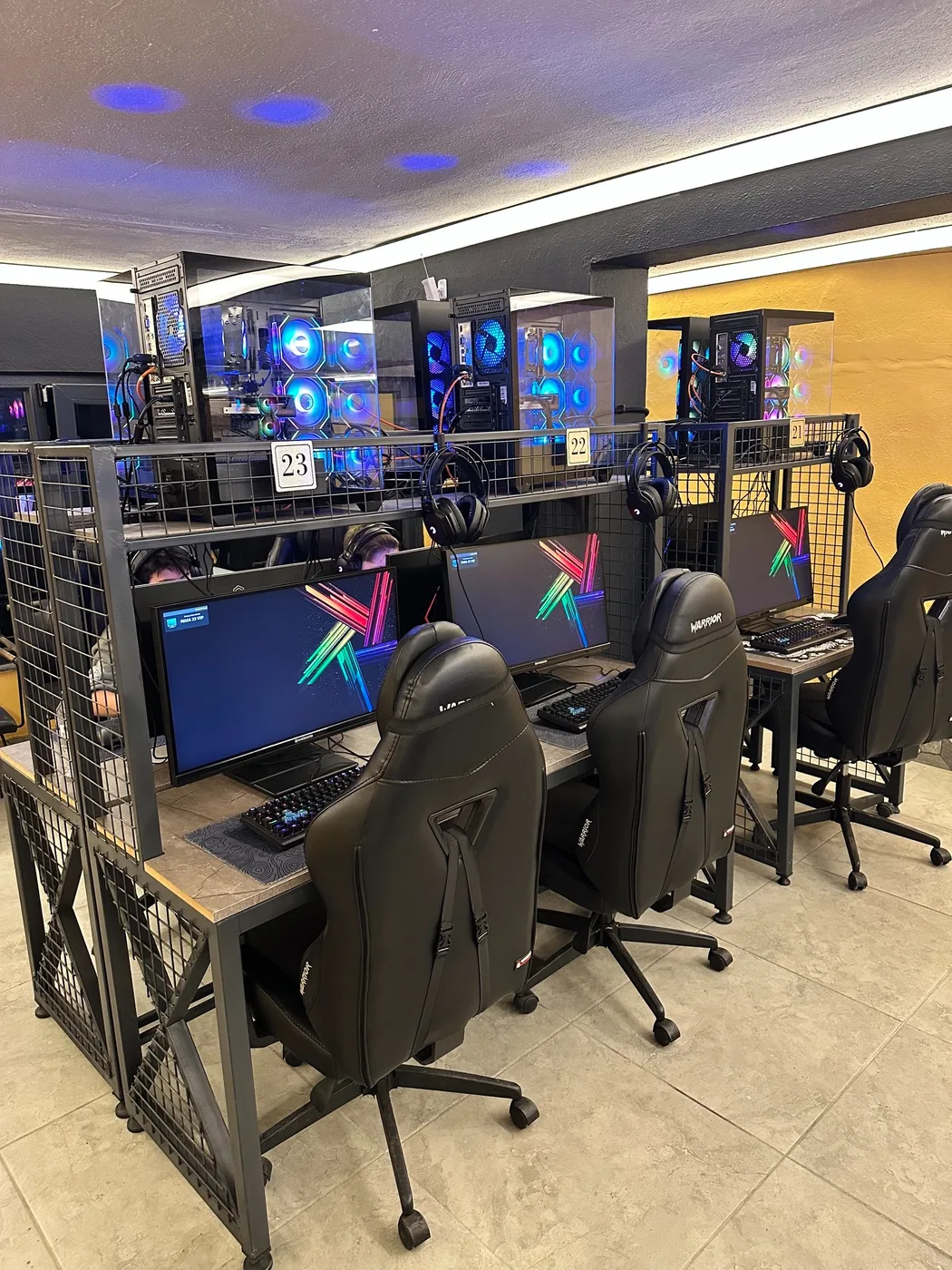 RGB kasalar ve profesyonel oyuncu istasyonları